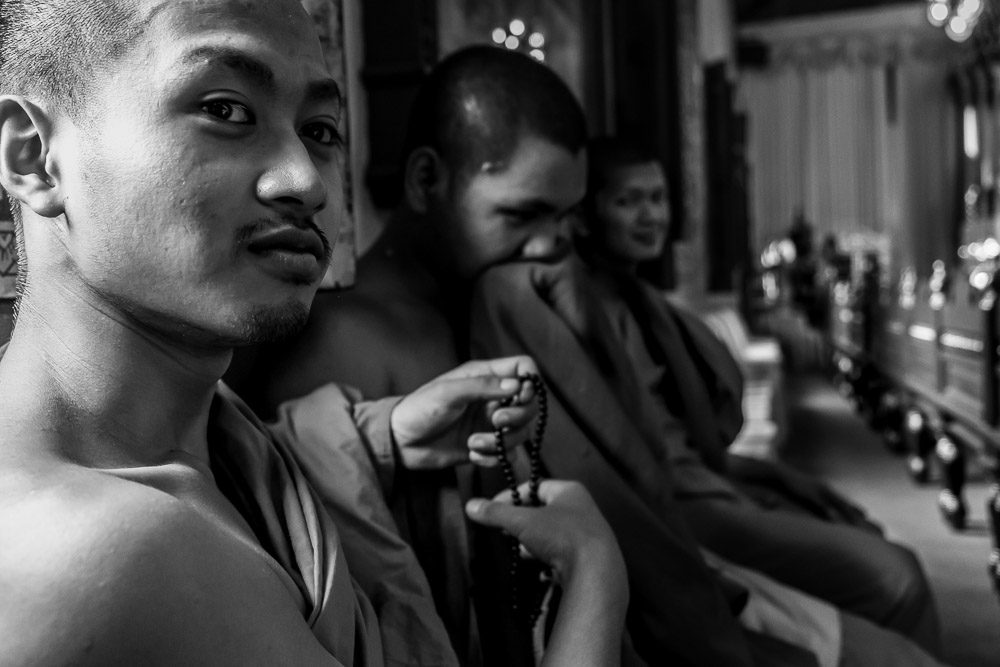 giovani monaci buddhisti in tempio di Bangkok