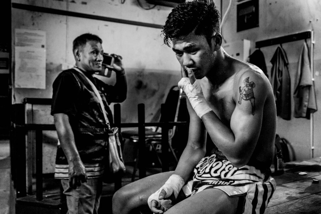 Potente immagine in bioanco e nero realizzata negli spogliatoi di uno stadio di Muay Thai a Bangkok
