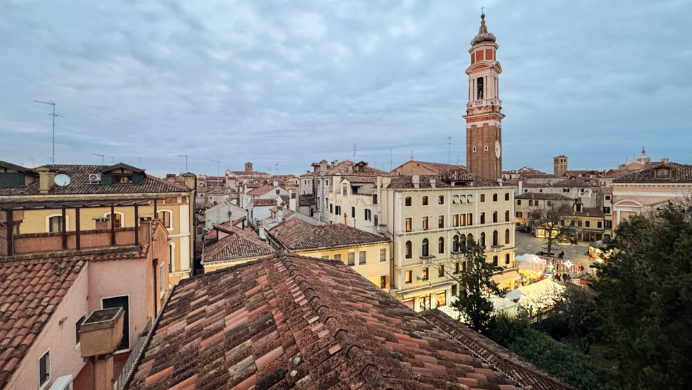 Fotografia di Venezia realizzata nei pressi della chiesa di Santa Sofia con tetti antichi