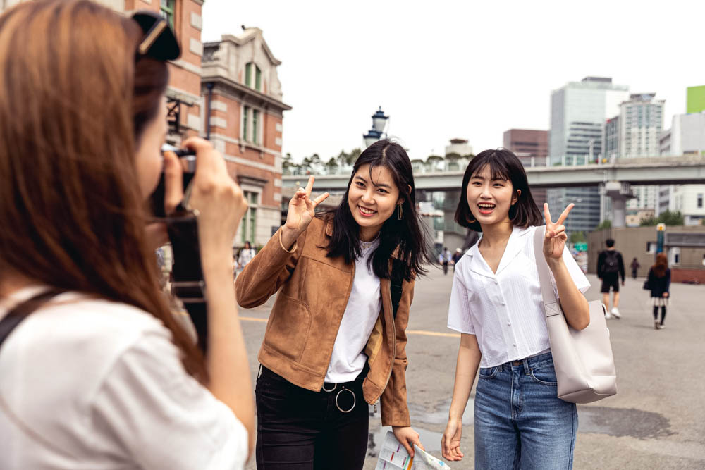 Allegre ragazze tra le strade di Seoul