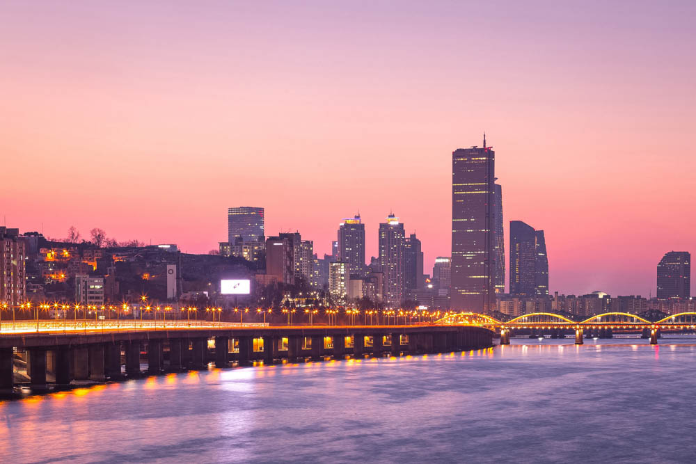 Seoul con il suo fiume al tramonto