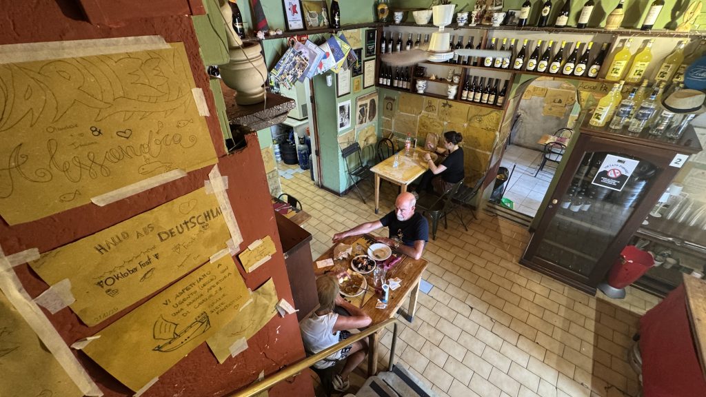 Tipica osteria antica sul porto di Genova