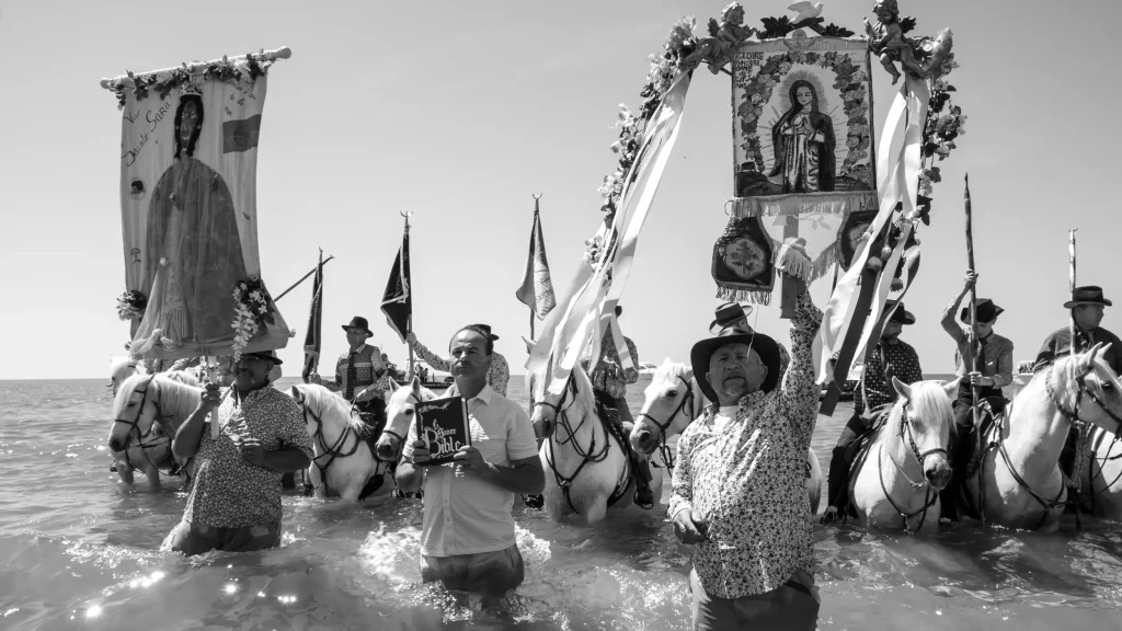 La processione per Santa Sara finisce nel mare