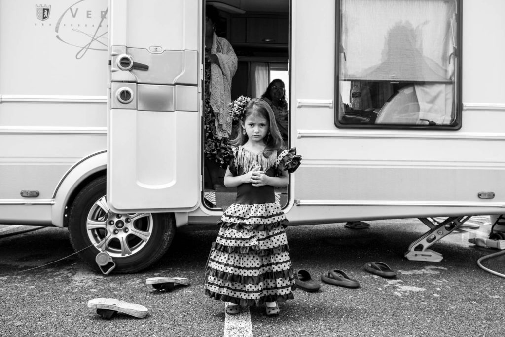 Bambina davanti alla sua roulotte