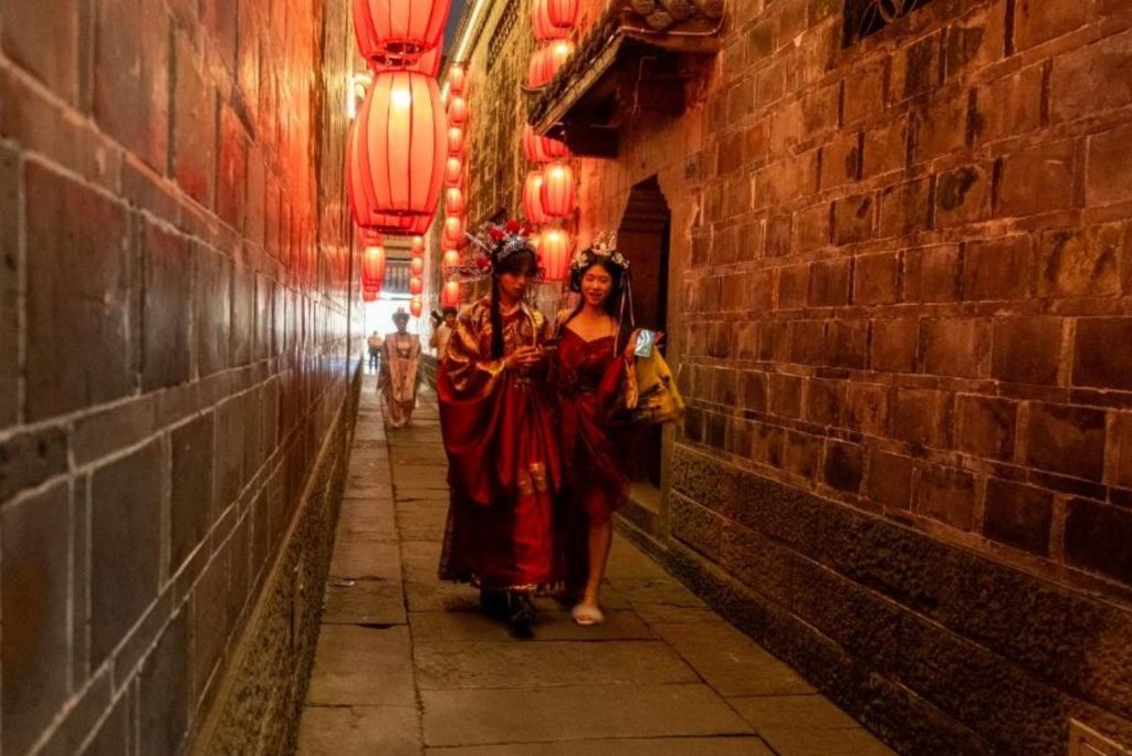 Movida notturna di ragazze vestite in abiti tradizionali cinesi