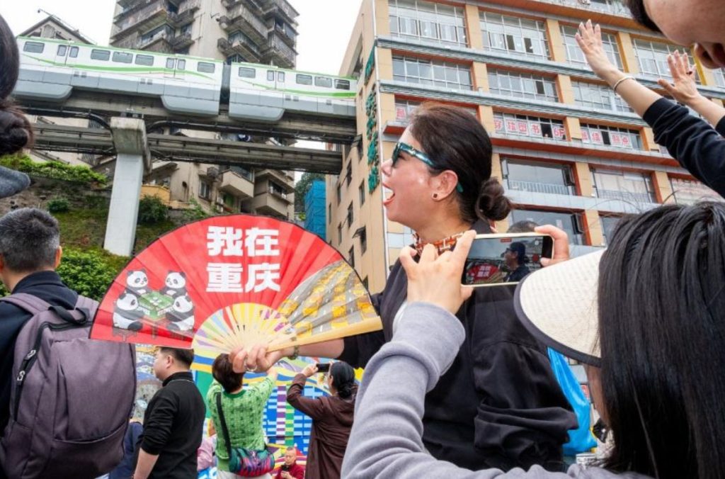 Turisti cinesi si fanno fotografare nell'atto di "mangiare" la metropolitana