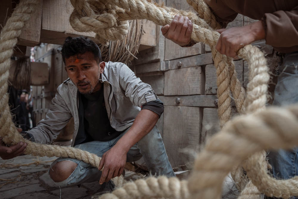 Si prepara il tiro alla fune in Nepal