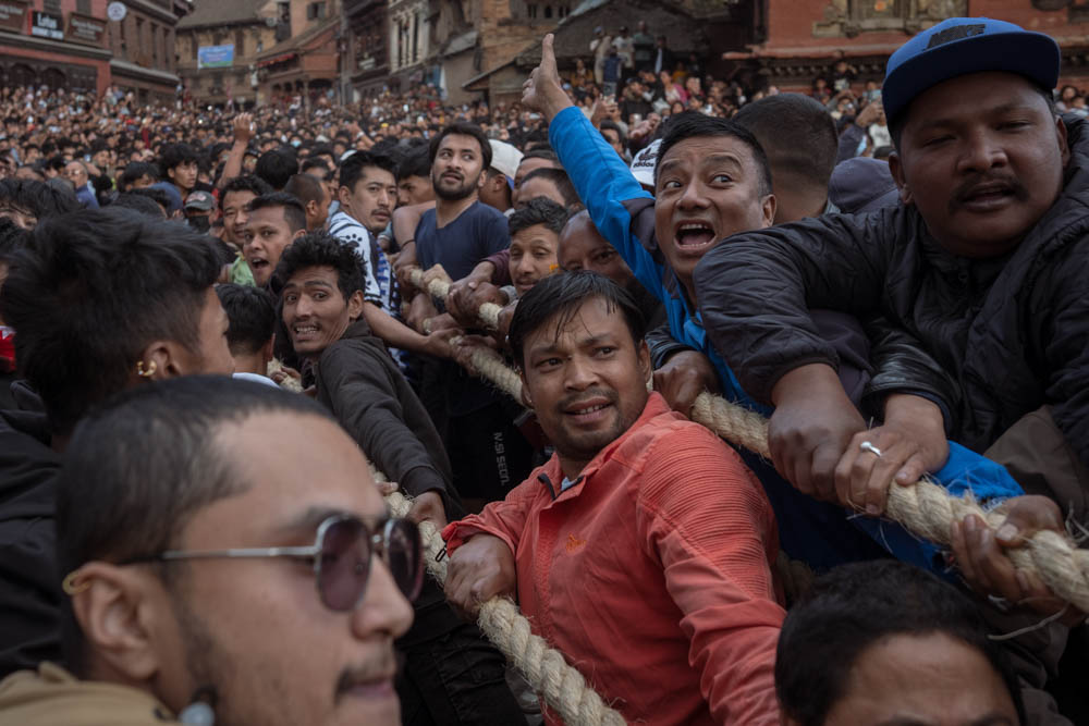 Tiro alla fune per festeggiare il capodanno tradizionale in Nepal